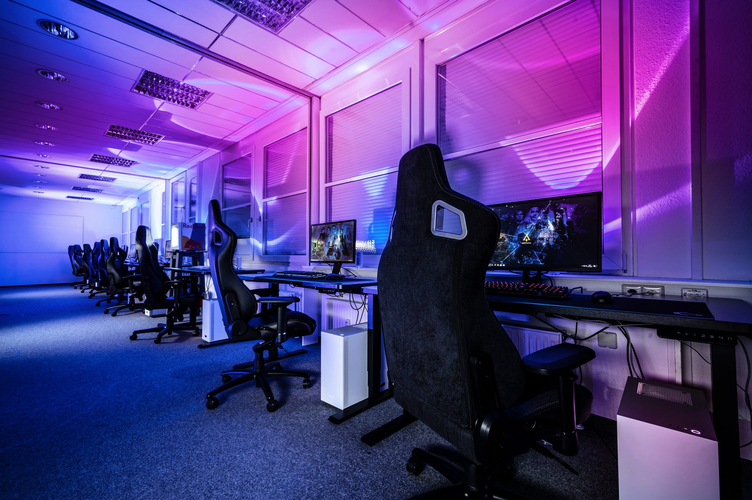 LAN Gaming Setups. Photo: Ella Don / Usplash
